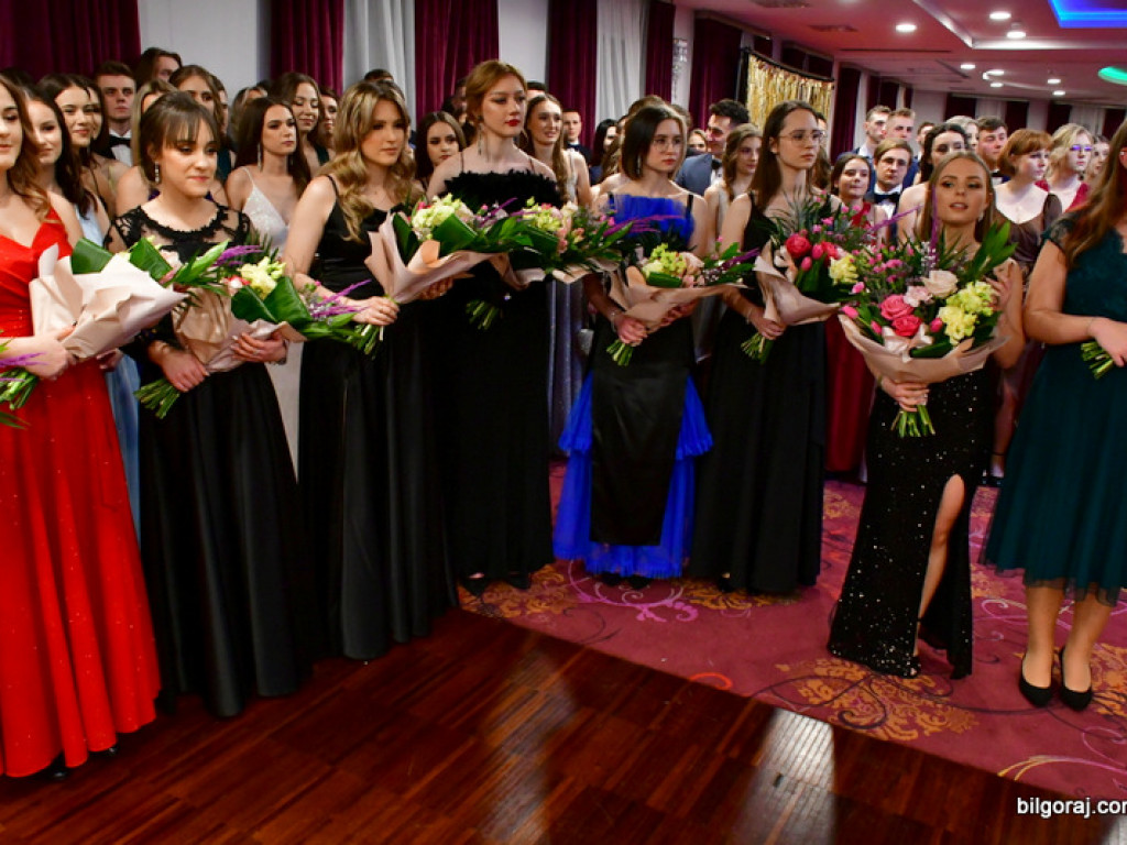 Bal maturalny uczniów biłgorajskiego ONZ-tu (FOTO, VIDEO)