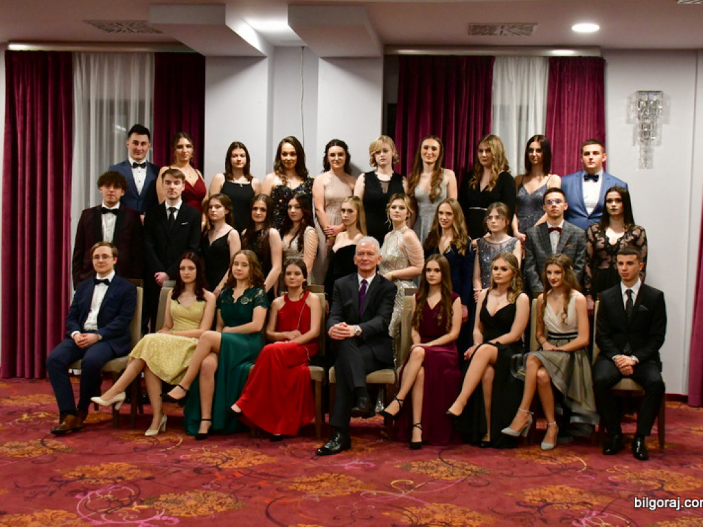 Bal maturalny uczniów biłgorajskiego ONZ-tu (FOTO, VIDEO)