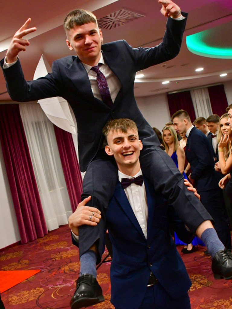 Bal maturalny uczniów biłgorajskiego ONZ-tu (FOTO, VIDEO)