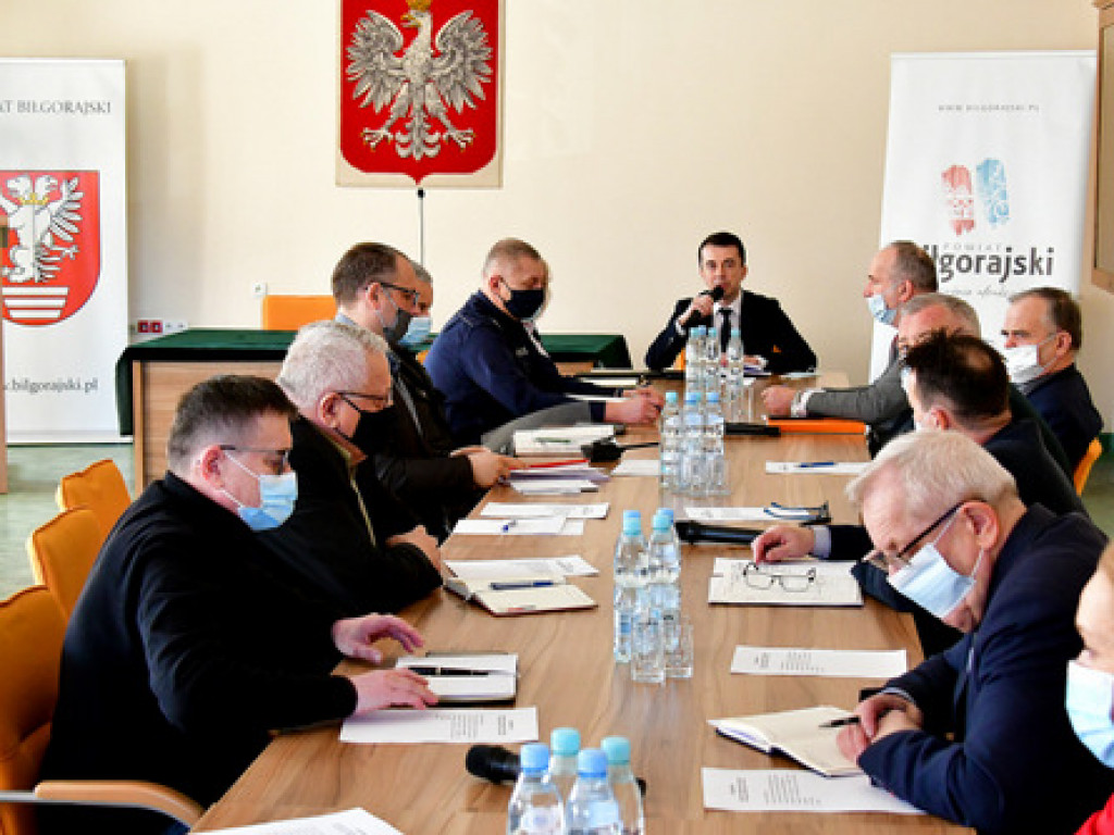 Przede wszystkim przygotowujemy się na pomoc uchodźcom. Znane są ustalenia z obrad zespołu kryzysowego w Starostwie Powiatowym (VIDEO)