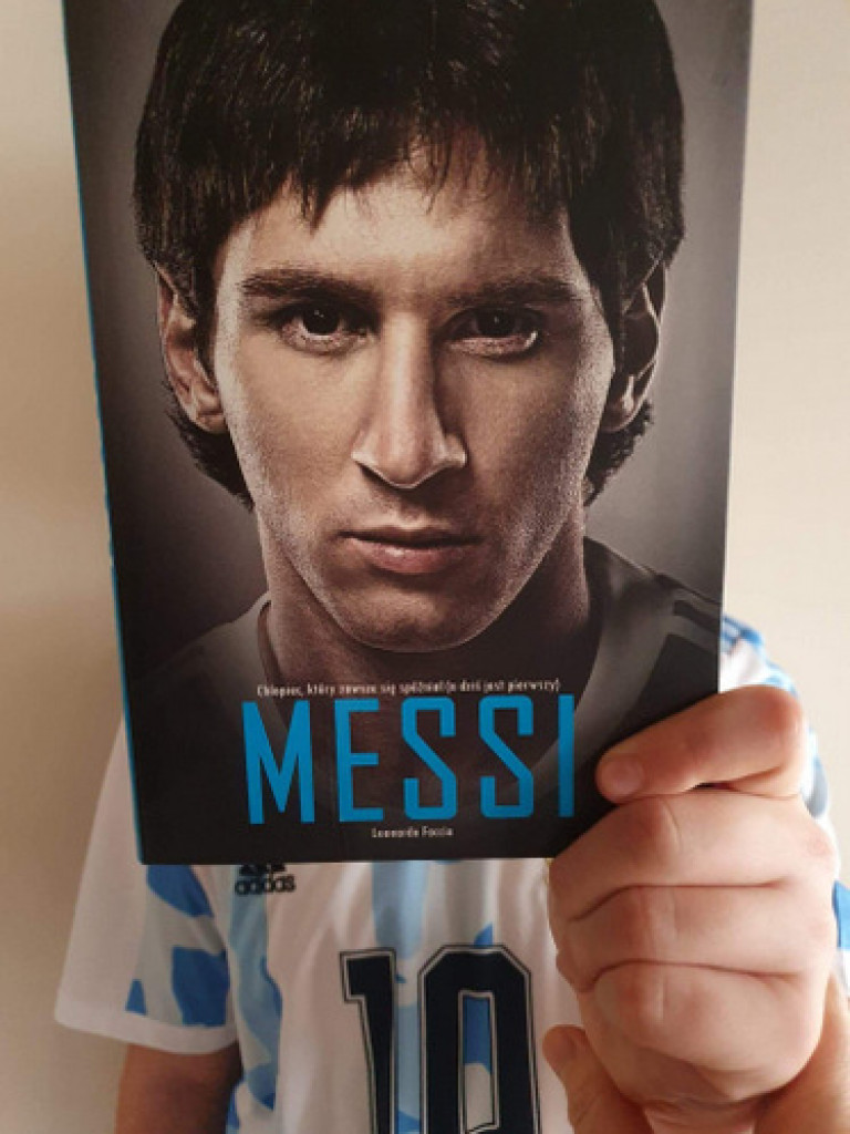 Sleeveface - Portret z książką. Wyniki konkursu zorganizowanego przez ZSZiO (FOTO)