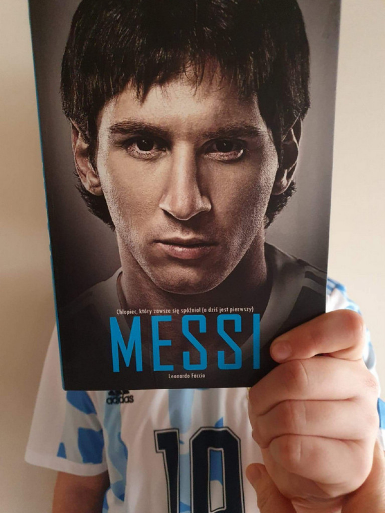 Sleeveface - Portret z książką. Wyniki konkursu zorganizowanego przez ZSZiO (FOTO)