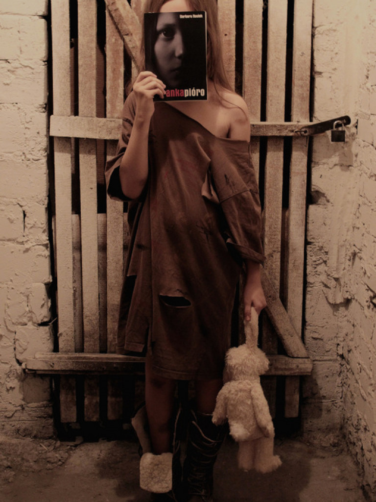 Sleeveface - Portret z książką. Wyniki konkursu zorganizowanego przez ZSZiO (FOTO)