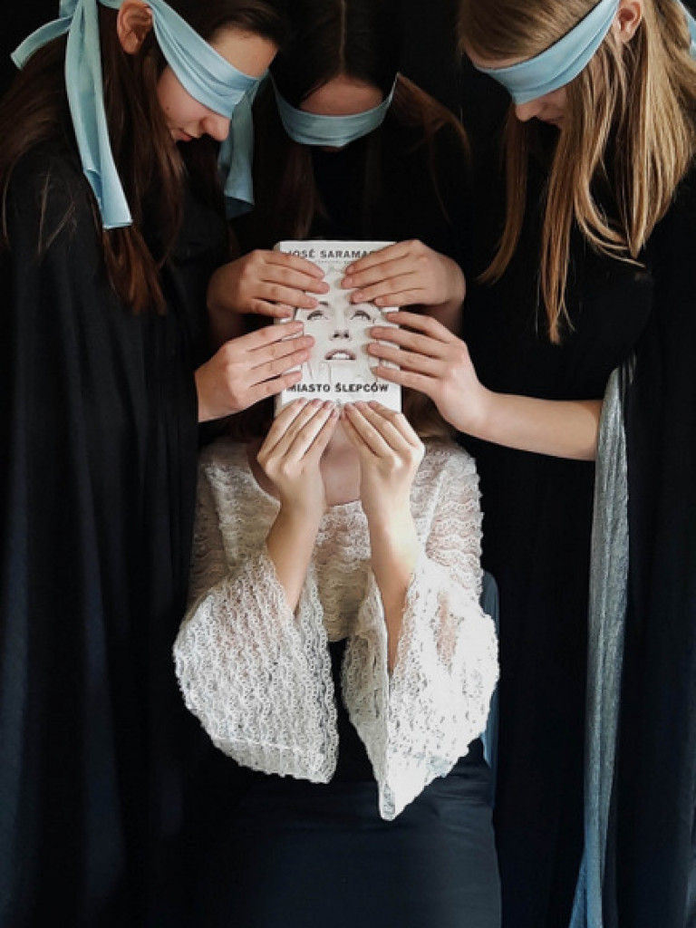 Sleeveface - Portret z książką. Wyniki konkursu zorganizowanego przez ZSZiO (FOTO)