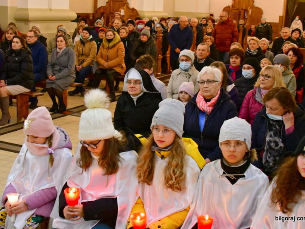 Św. Michał Archanioł w swej figurze nawiedził Biłgoraj. Wierni modlą się m. in. o pokój na Ukrainie (FOTO)