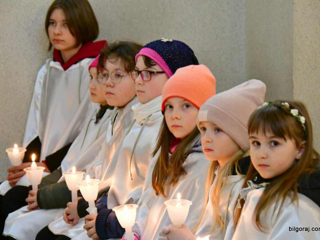 Św. Michał Archanioł w swej figurze nawiedził Biłgoraj. Wierni modlą się m. in. o pokój na Ukrainie (FOTO)