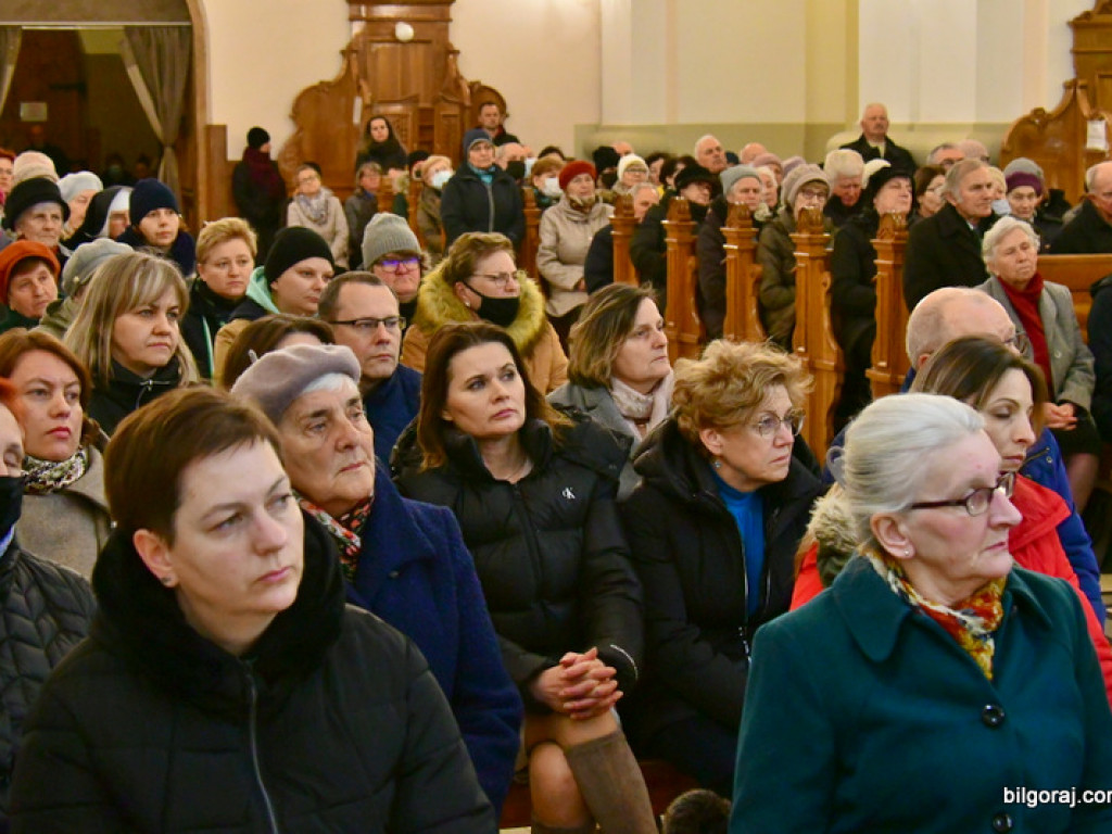 Św. Michał Archanioł w swej figurze nawiedził Biłgoraj. Wierni modlą się m. in. o pokój na Ukrainie (FOTO)