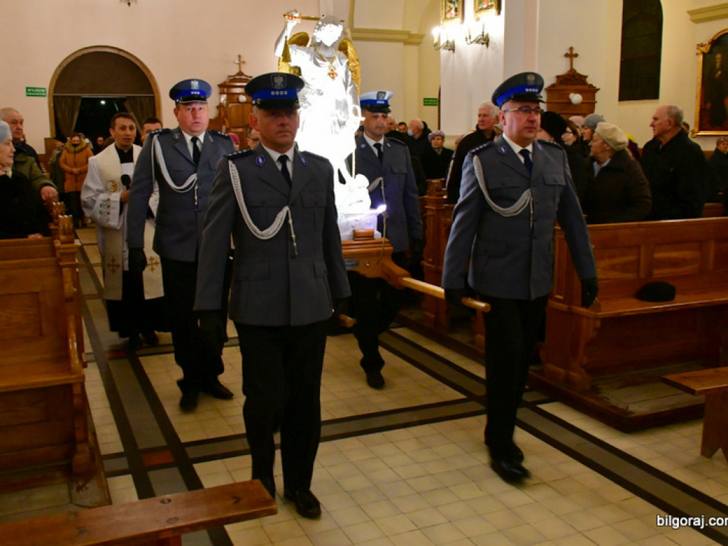Św. Michał Archanioł w swej figurze nawiedził Biłgoraj. Wierni modlą się m. in. o pokój na Ukrainie (FOTO)
