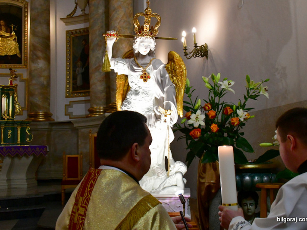 Św. Michał Archanioł w swej figurze nawiedził Biłgoraj. Wierni modlą się m. in. o pokój na Ukrainie (FOTO)