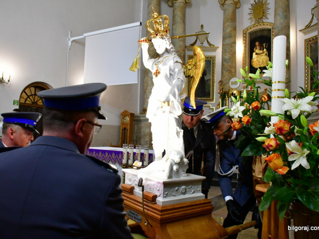 Św. Michał Archanioł w swej figurze nawiedził Biłgoraj. Wierni modlą się m. in. o pokój na Ukrainie (FOTO)