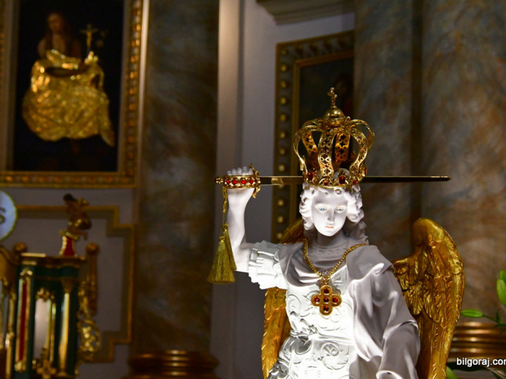Św. Michał Archanioł w swej figurze nawiedził Biłgoraj. Wierni modlą się m. in. o pokój na Ukrainie (FOTO)