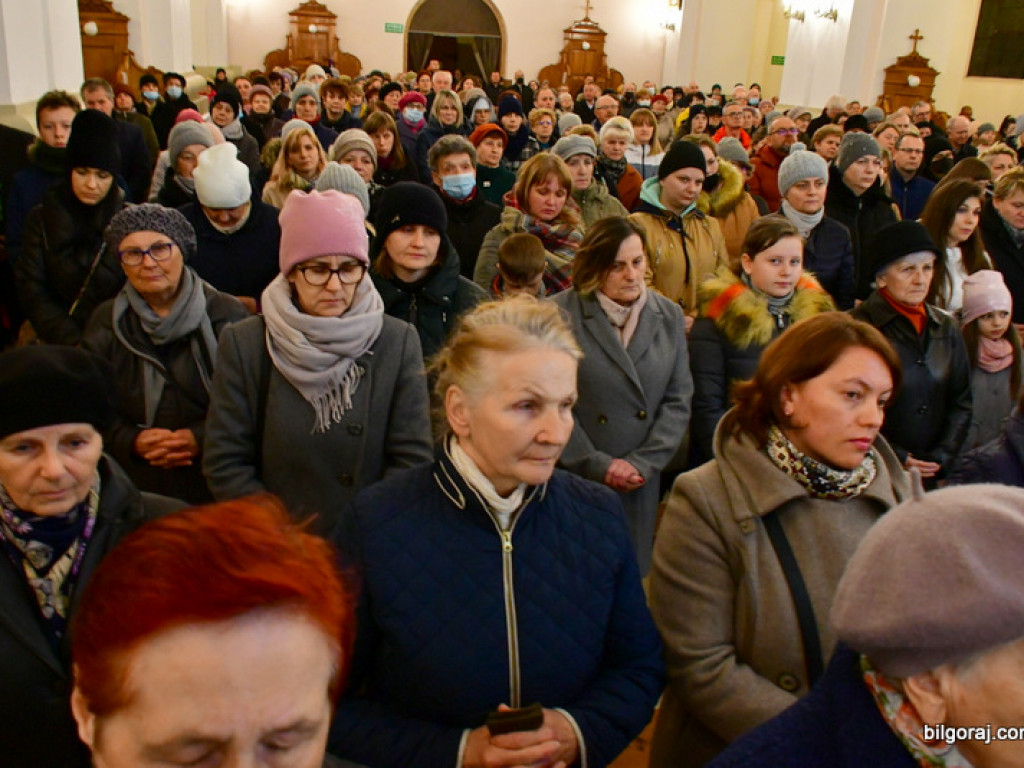 Św. Michał Archanioł w swej figurze nawiedził Biłgoraj. Wierni modlą się m. in. o pokój na Ukrainie (FOTO)