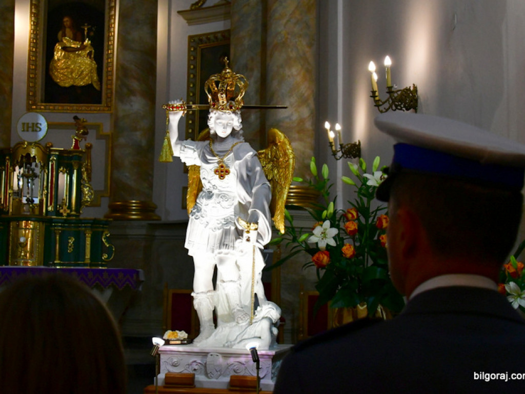 Św. Michał Archanioł w swej figurze nawiedził Biłgoraj. Wierni modlą się m. in. o pokój na Ukrainie (FOTO)