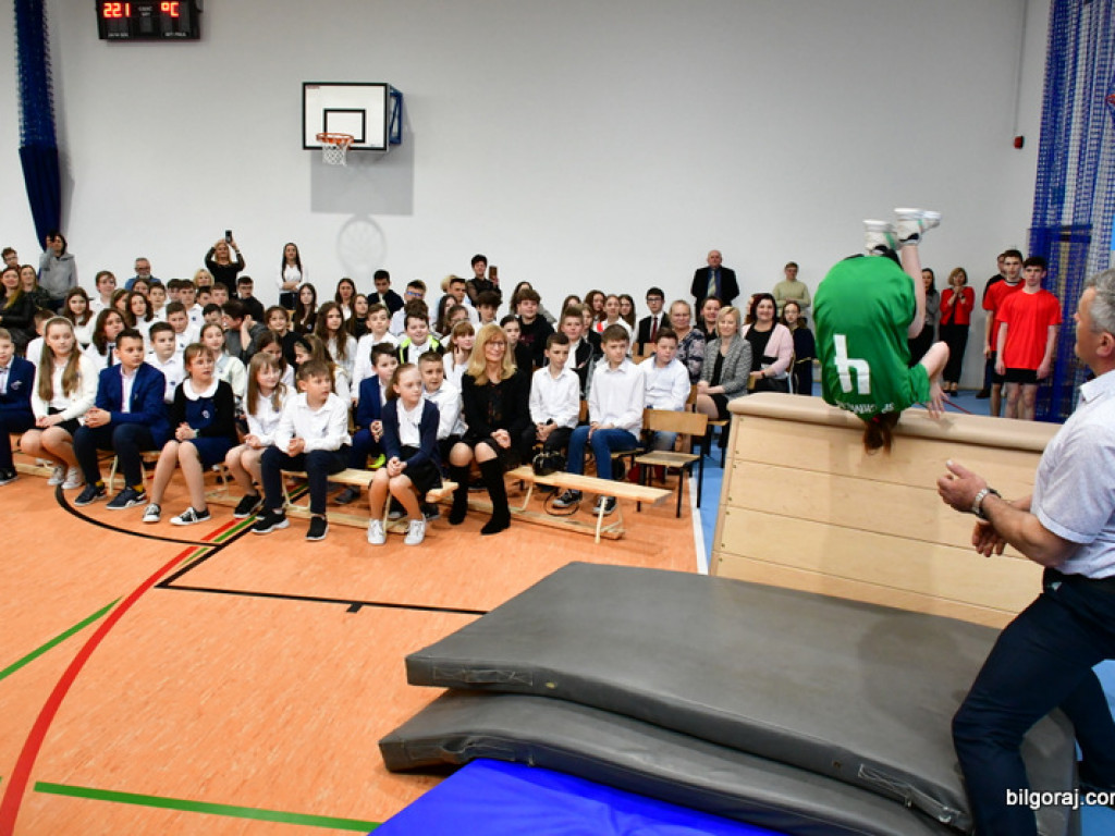 W Chmielku oddano do użytku nowa halę sportową (FOTO)