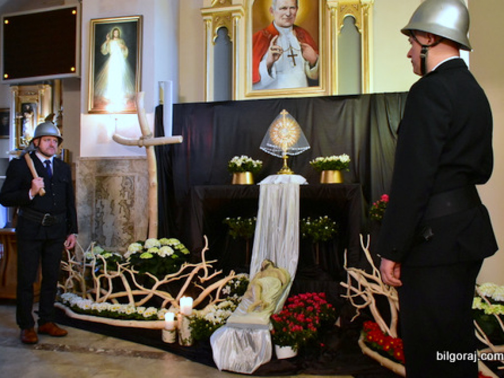 Zwyczaje wielkanocne, straż u Grobu Pańskiego i zapłata jajkami