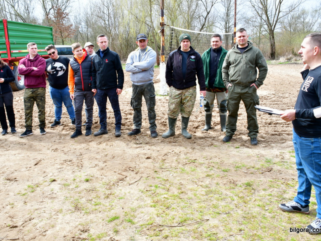 Sprzątają Tanew (FOTO)