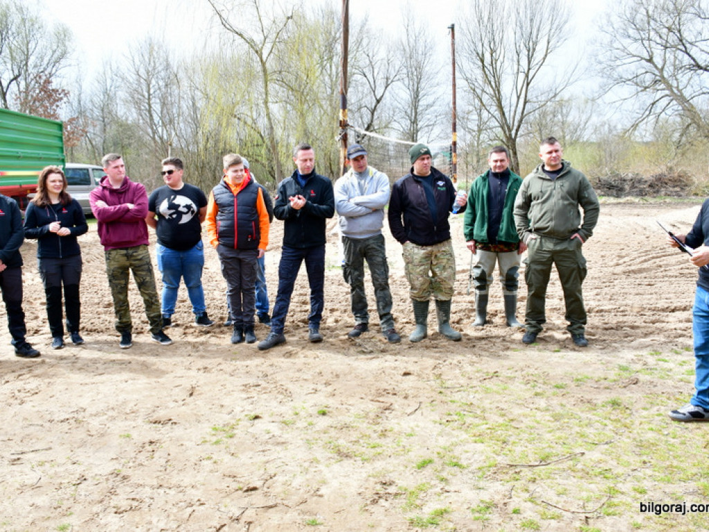 Sprzątają Tanew (FOTO)