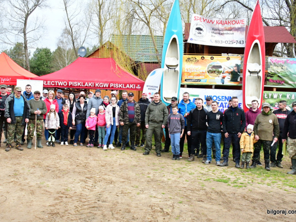 Sprzątają Tanew (FOTO)