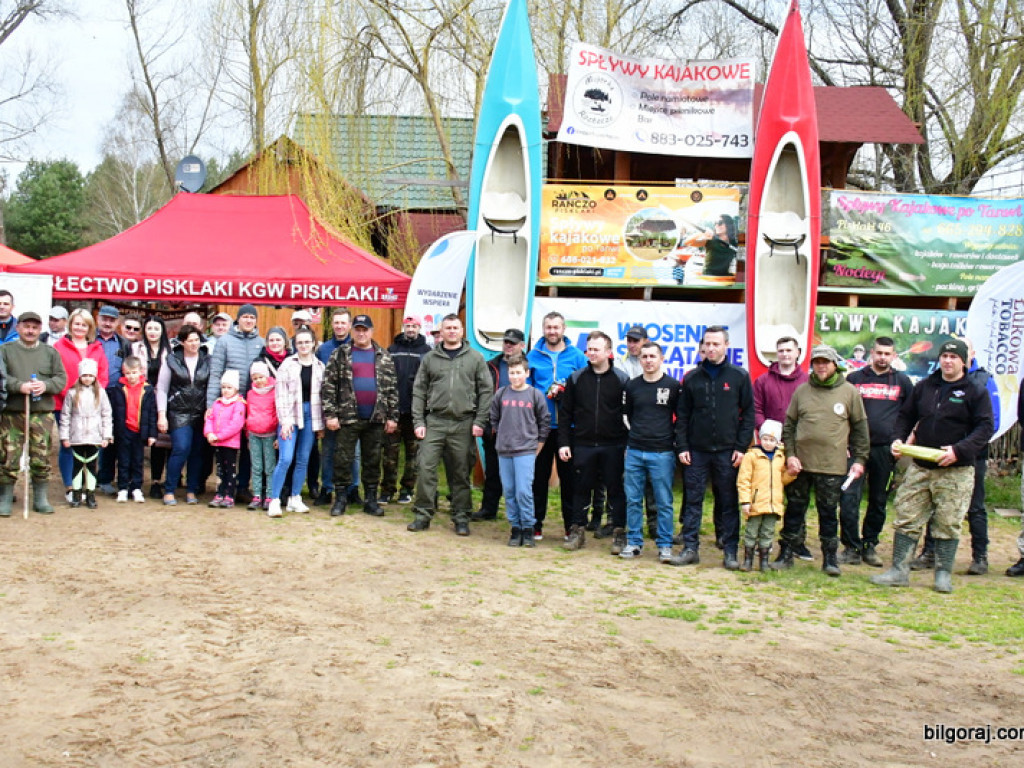 Sprzątają Tanew (FOTO)