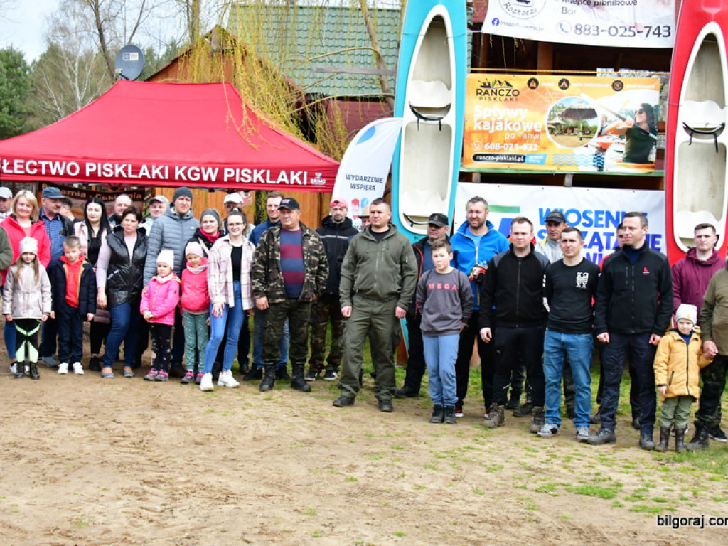 Sprzątają Tanew (FOTO)