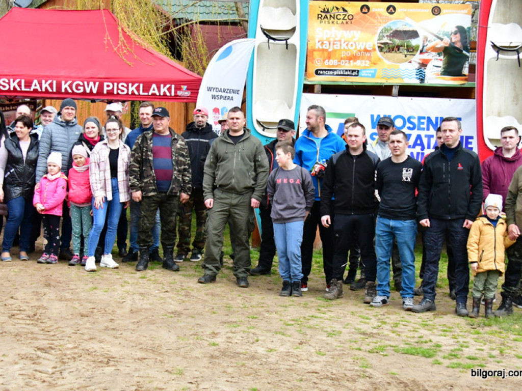 Sprzątają Tanew (FOTO)