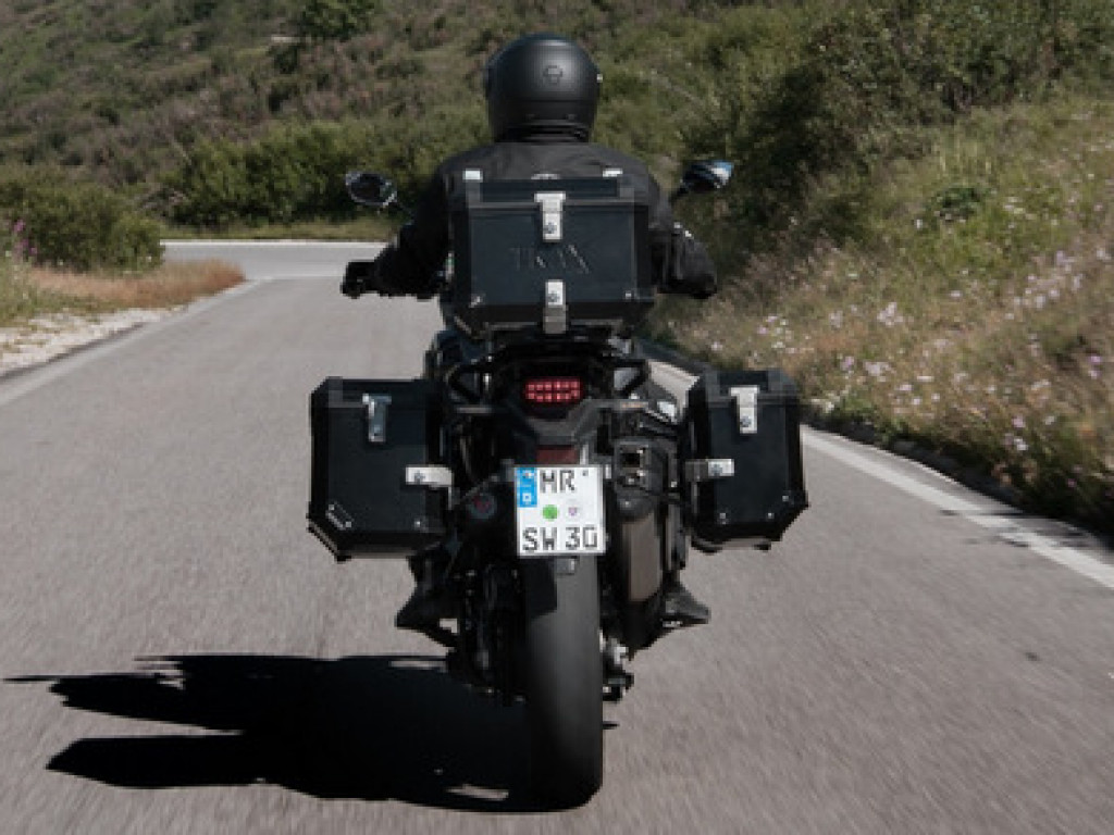Jak przewozić bagaż motocyklem? Jakie sakwy boczne wybrać i jak je montować?