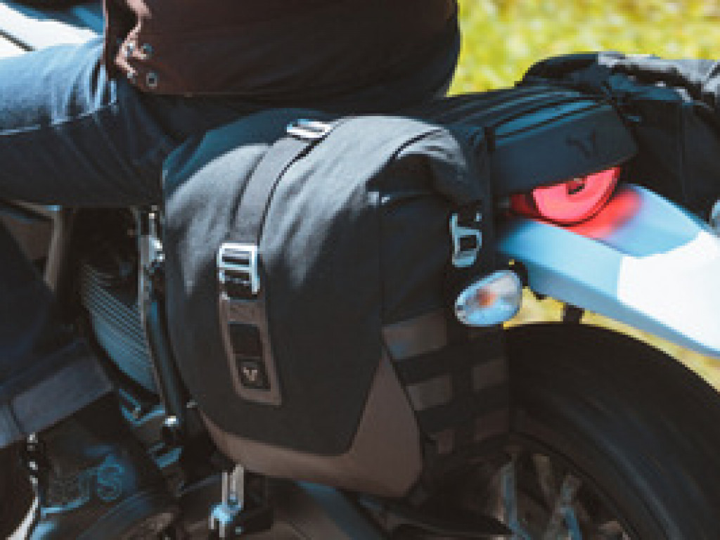 Jak przewozić bagaż motocyklem? Jakie sakwy boczne wybrać i jak je montować?