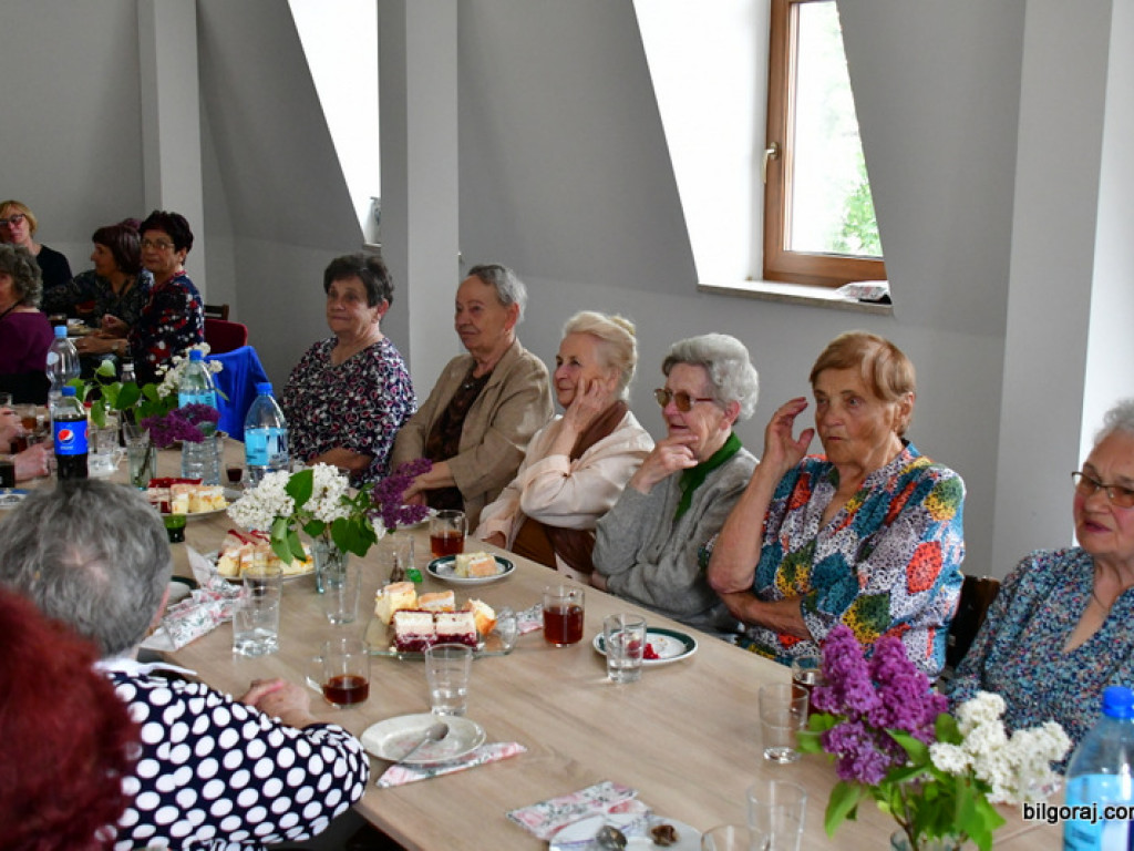 Emerytowani nauczyciele na spotkaniu z okazji Dnia Matki (FOTO)
