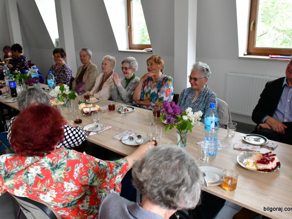Emerytowani nauczyciele na spotkaniu z okazji Dnia Matki (FOTO)