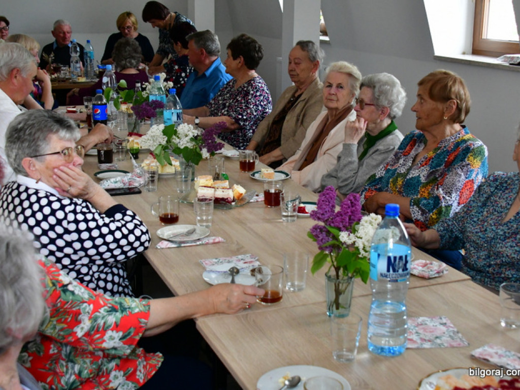 Emerytowani nauczyciele na spotkaniu z okazji Dnia Matki (FOTO)