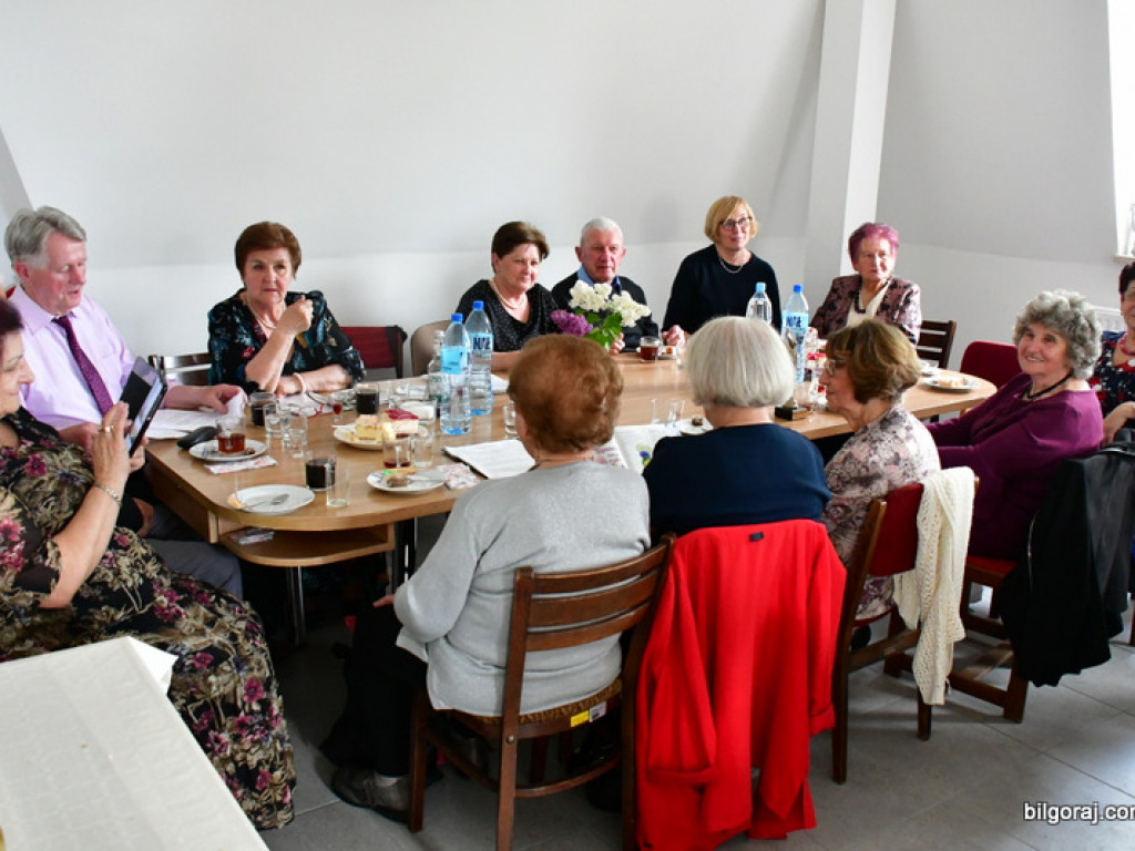 Emerytowani nauczyciele na spotkaniu z okazji Dnia Matki (FOTO)