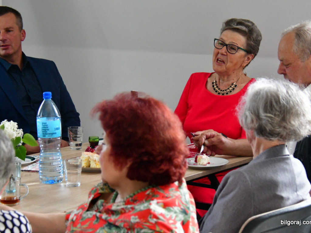 Emerytowani nauczyciele na spotkaniu z okazji Dnia Matki (FOTO)