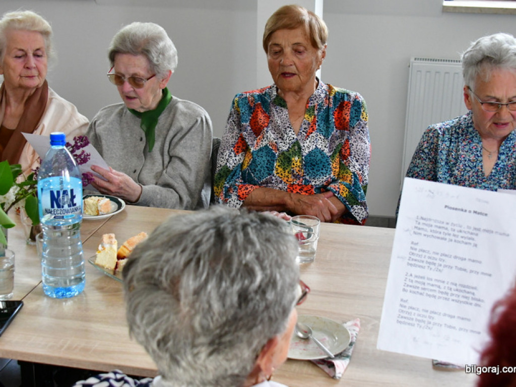 Emerytowani nauczyciele na spotkaniu z okazji Dnia Matki (FOTO)