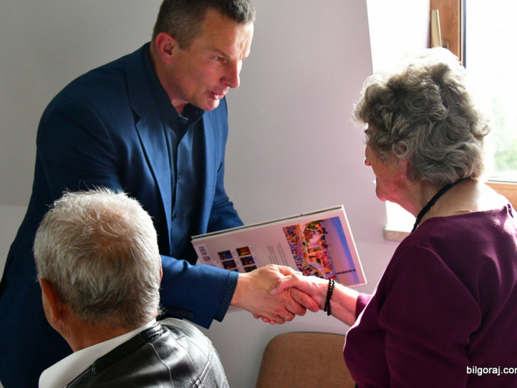 Emerytowani nauczyciele na spotkaniu z okazji Dnia Matki (FOTO)