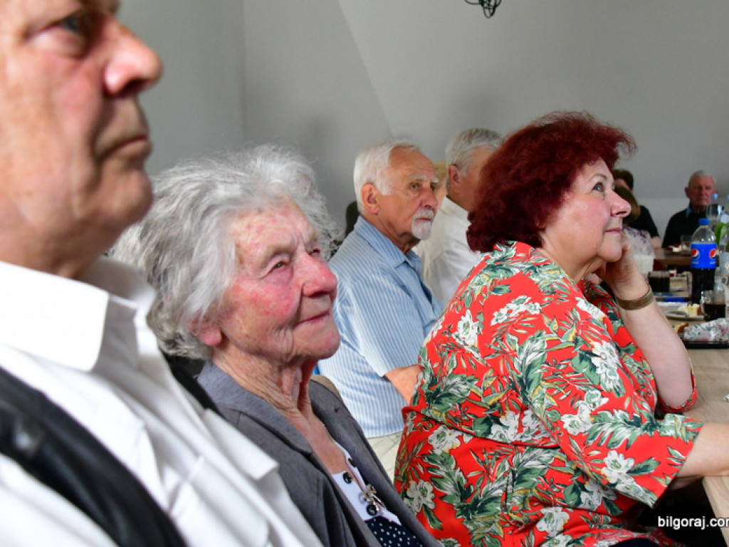 Emerytowani nauczyciele na spotkaniu z okazji Dnia Matki (FOTO)