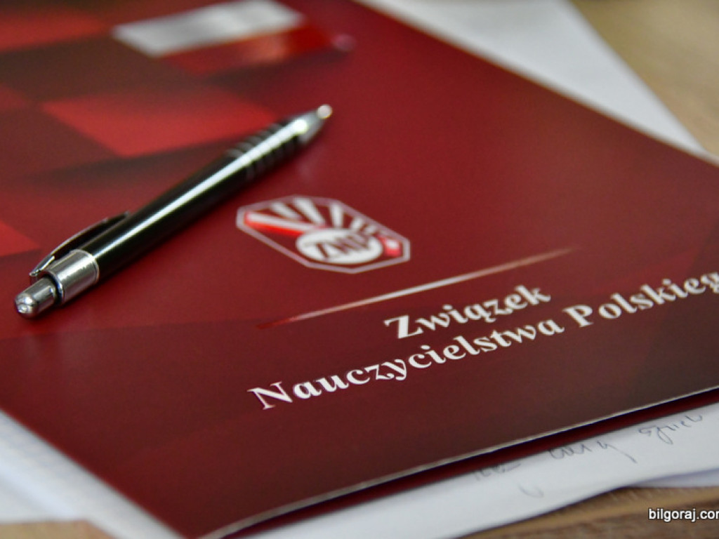 Emerytowani nauczyciele na spotkaniu z okazji Dnia Matki (FOTO)