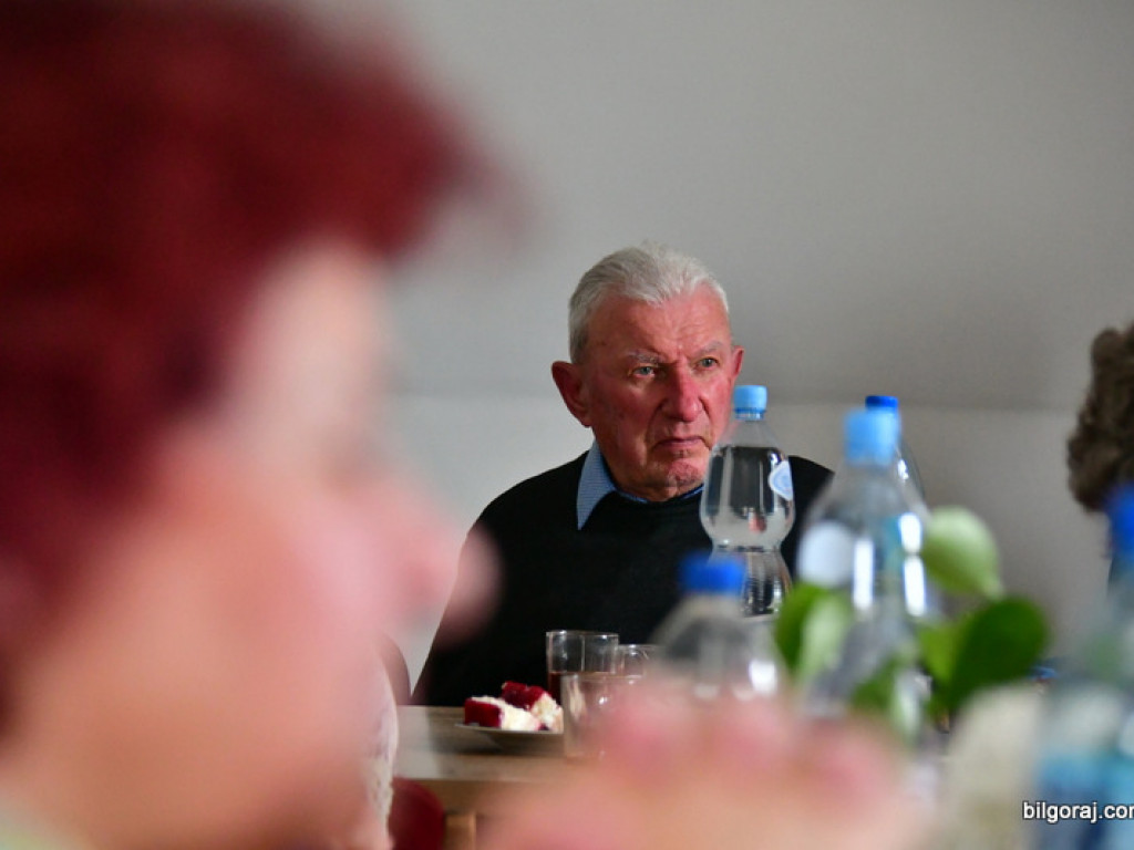 Emerytowani nauczyciele na spotkaniu z okazji Dnia Matki (FOTO)