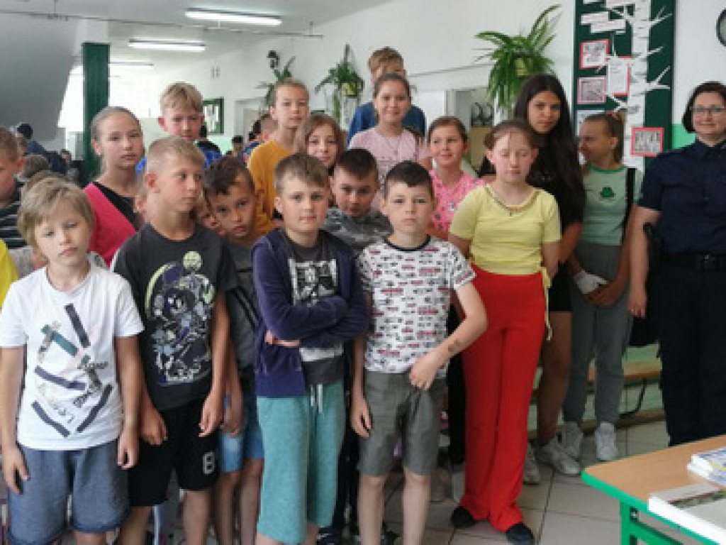Dzielnicowa rozmawiała z dziećmi o bezpieczeństwie