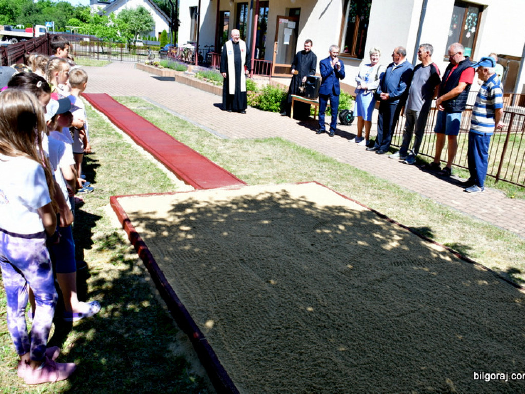 Katolickie Przedszkole w Biłgoraju ma bieżnię do skoków w dal. Dzieci już ćwiczą (FOTO)