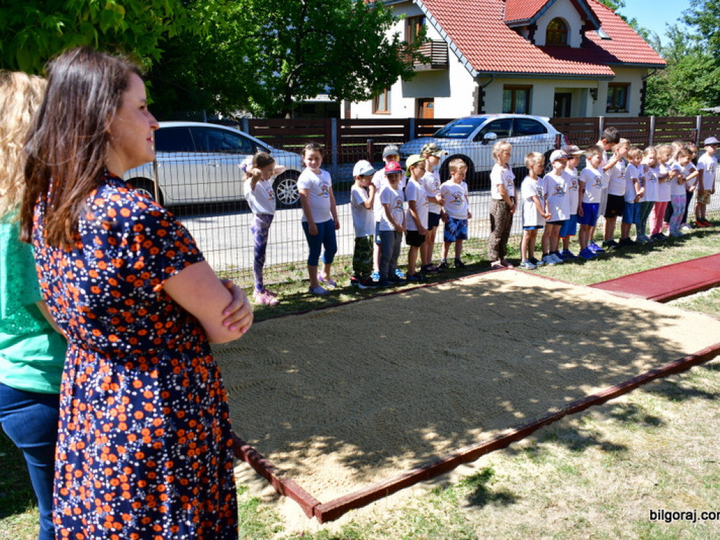 Katolickie Przedszkole w Biłgoraju ma bieżnię do skoków w dal. Dzieci już ćwiczą (FOTO)