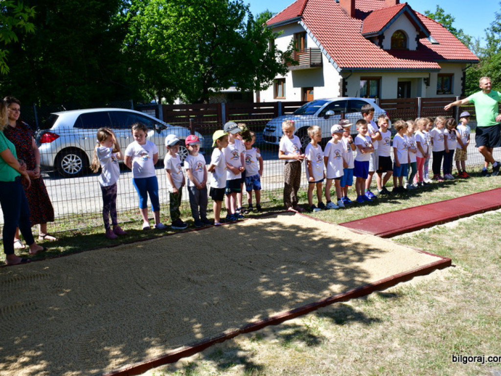 Katolickie Przedszkole w Biłgoraju ma bieżnię do skoków w dal. Dzieci już ćwiczą (FOTO)