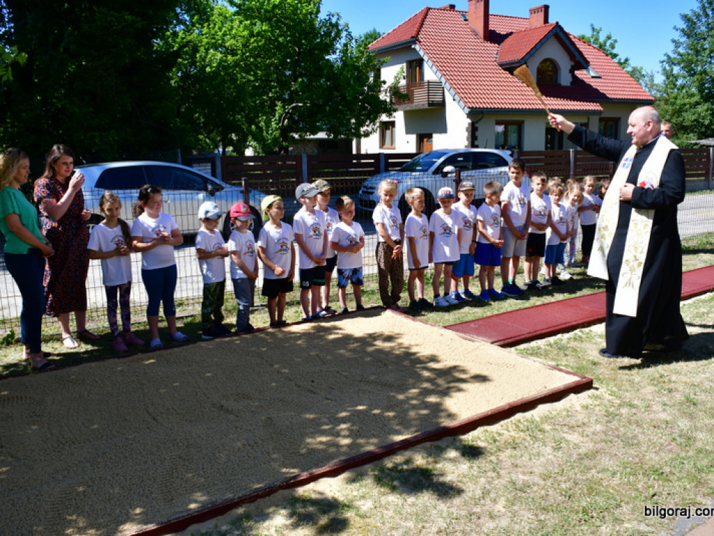 Katolickie Przedszkole w Biłgoraju ma bieżnię do skoków w dal. Dzieci już ćwiczą (FOTO)