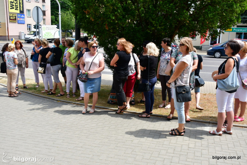 Protest pracowników DPS pod Starostwem Powiatowym