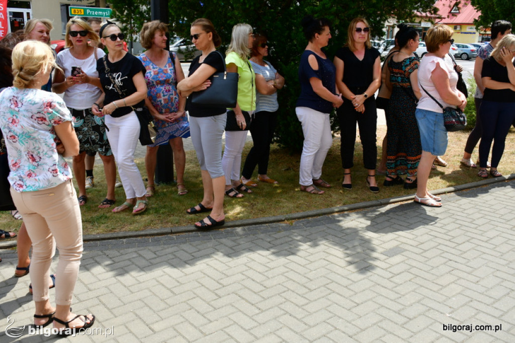 Protest pracowników DPS pod Starostwem Powiatowym