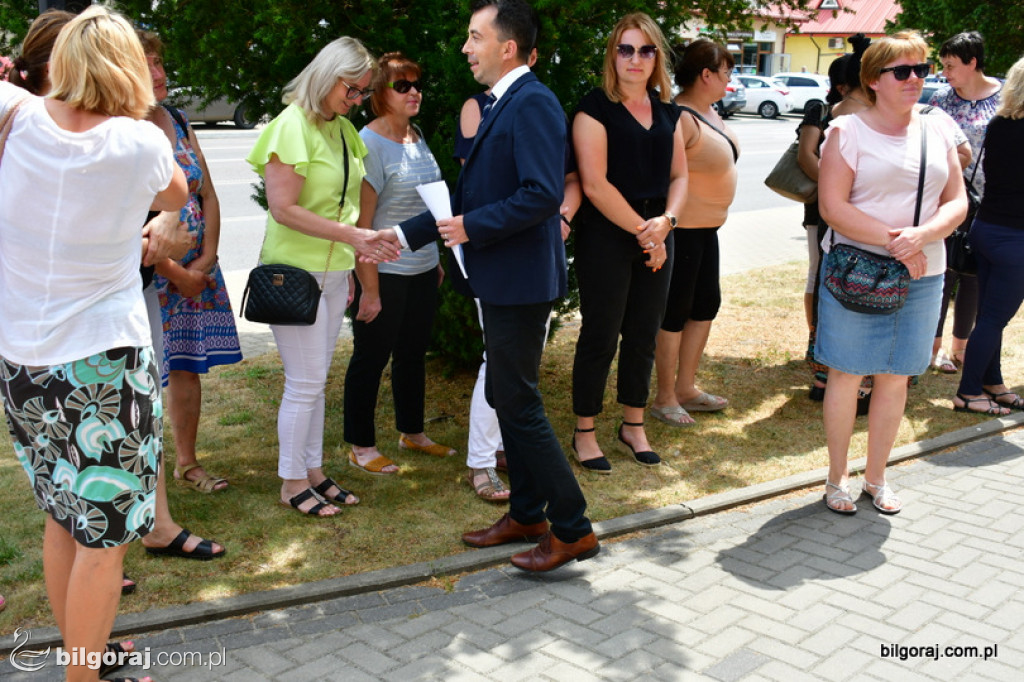 Protest pracowników DPS pod Starostwem Powiatowym