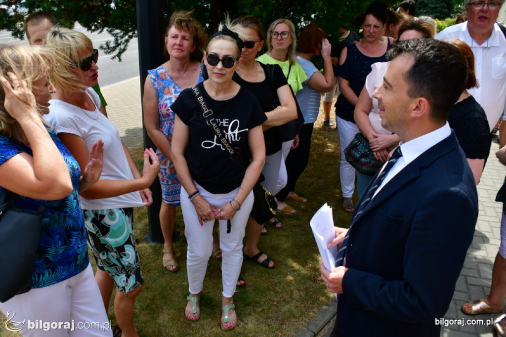 Protest pracowników DPS pod Starostwem Powiatowym