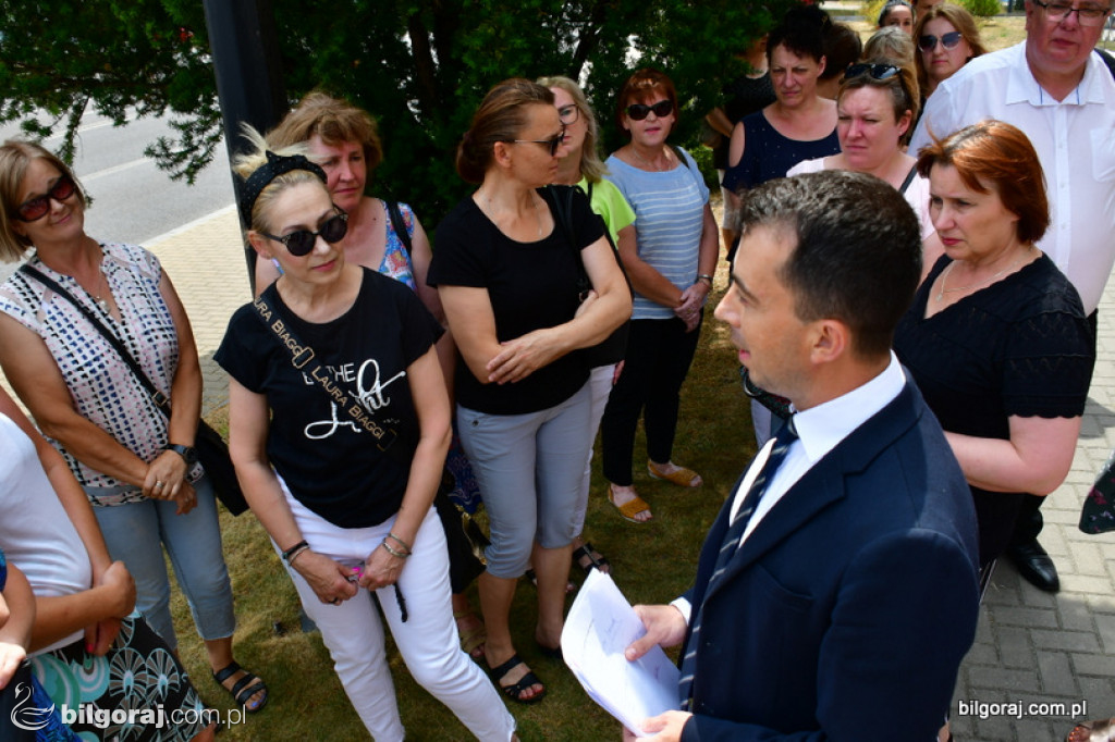 Protest pracowników DPS pod Starostwem Powiatowym