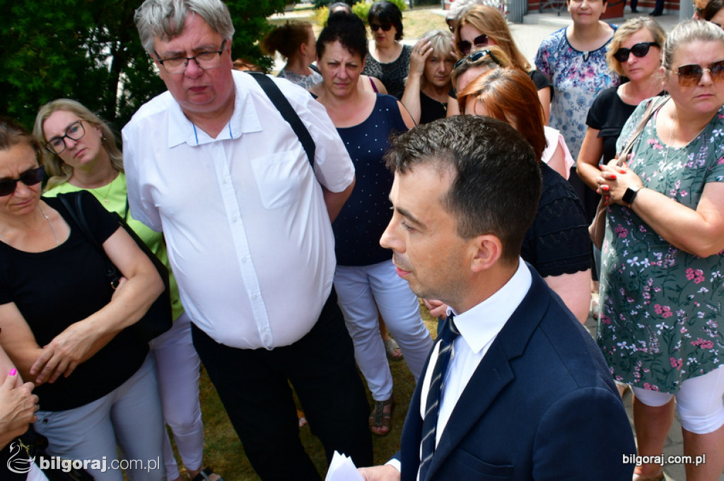 Protest pracowników DPS pod Starostwem Powiatowym