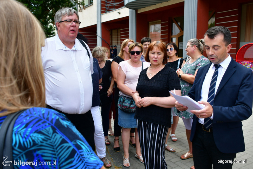 Protest pracowników DPS pod Starostwem Powiatowym