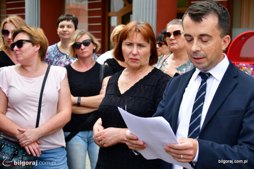 Protest pracowników DPS pod Starostwem Powiatowym